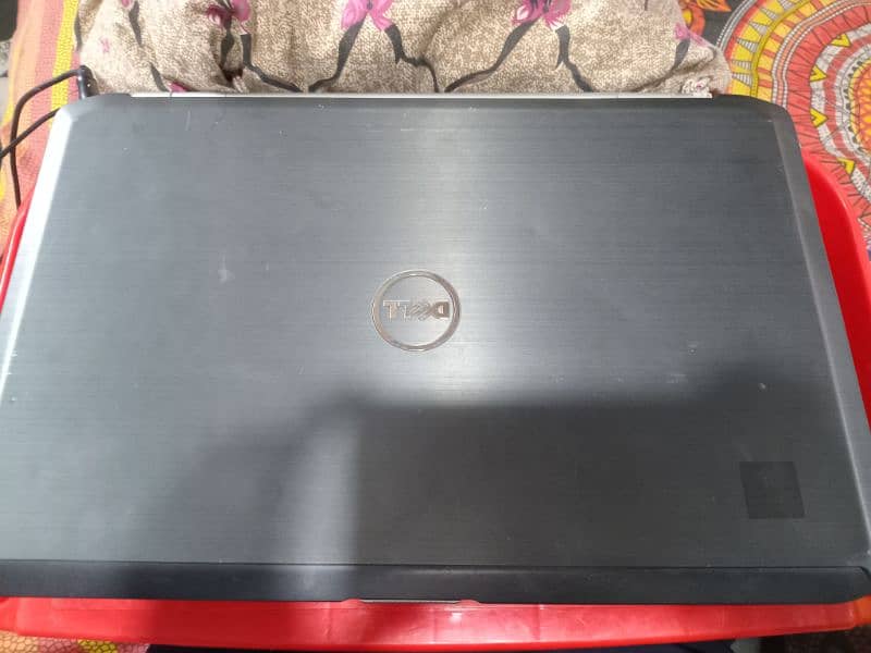 Laptop of Dell detail in description 3