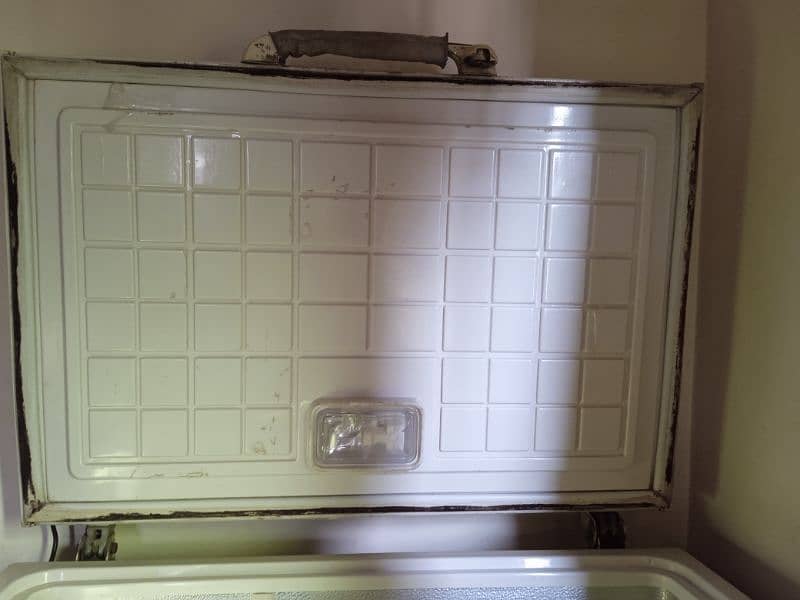 Used deep freezer but in good condition 1