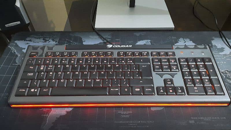 Cougar 200K backlight Keyboard 1