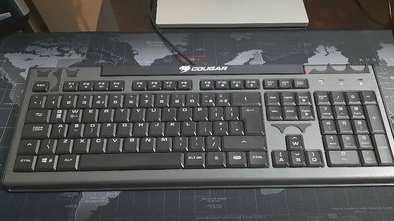 Cougar 200K backlight Keyboard 2