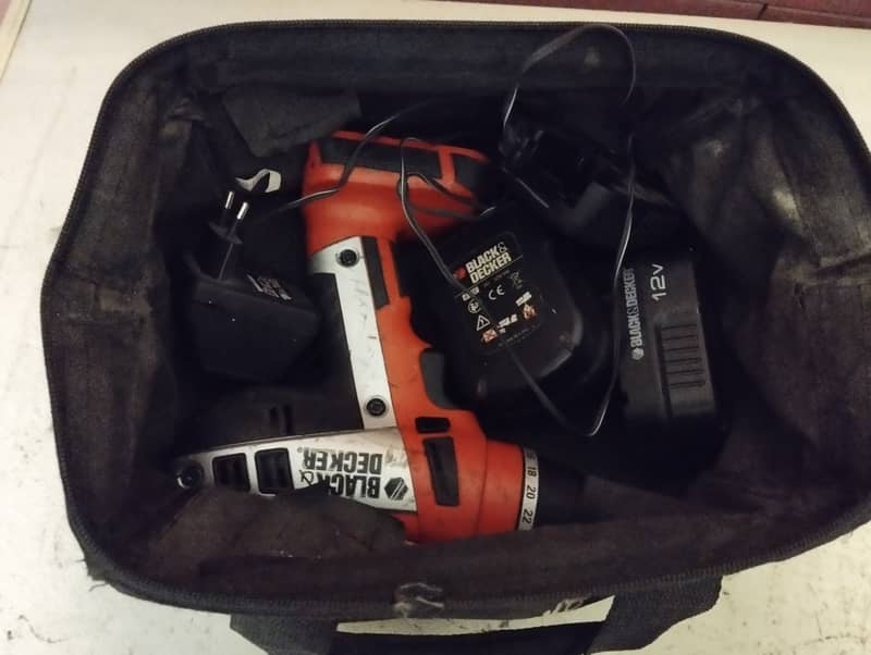 Black&Decker cordless drill with two batteries, Charger and bag 4