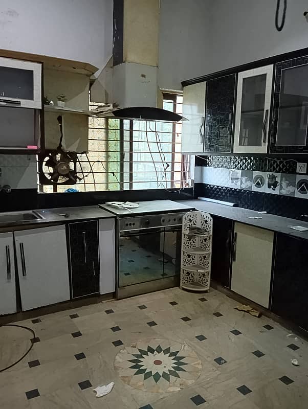 10 mrla House For Rent. Silent ofc, at hot location johar town 2