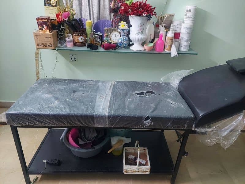 I'm selling my beauti parlour bed 2