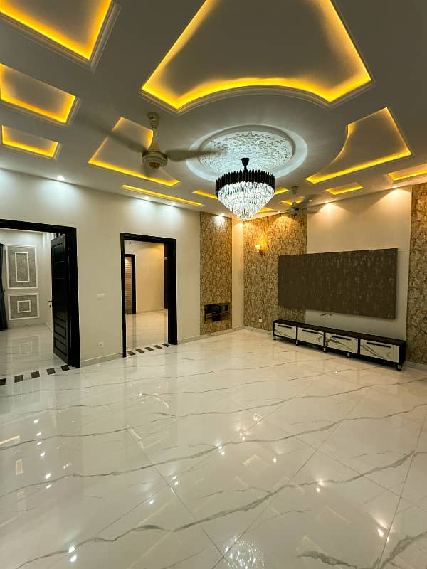 Luxury 10 Marla House for Sale in Bahria Town Lahore 16