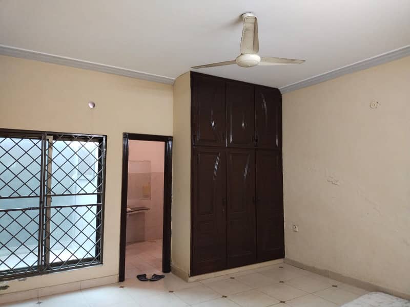 OFFICE FOR RENT IDEAL LOCATION 10 Marla commercial Ground Floor Seperate Office For Rent Near to Lyllpur Galleria Palaza Located Canal road Faisalabad 1