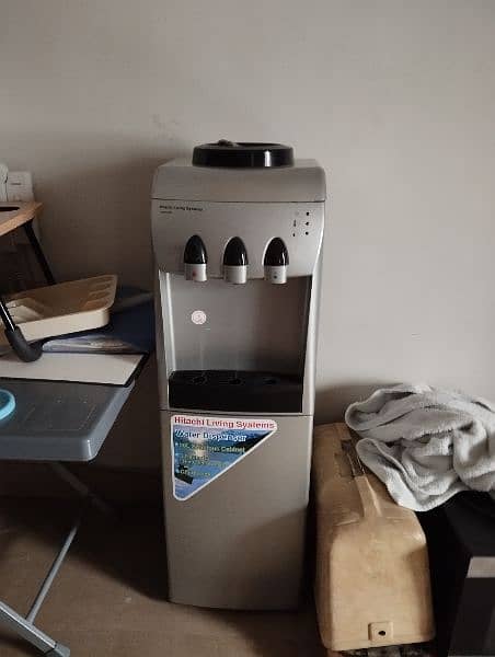 Hitachi water dispenser in perfect working condition 0