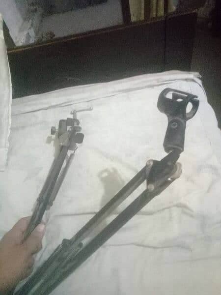 mic stand good condition 1