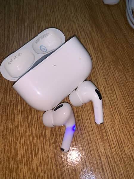 Earphone , earbuds , earpods 1