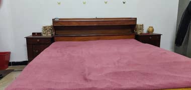 queen size solid bed