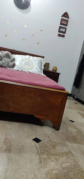 queen size solid bed 4