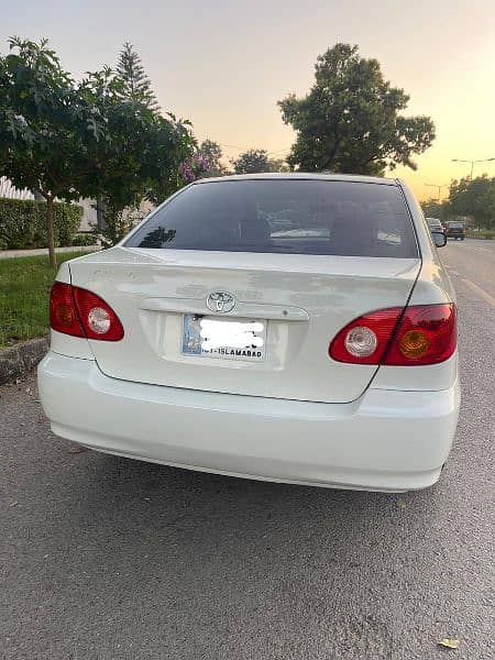 Toyota Corolla SE Saloon 2