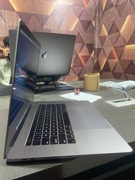 Macbook pro 2017 16/512 3