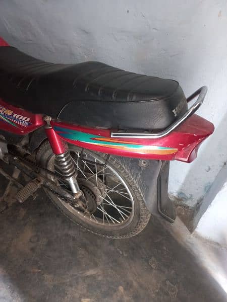 United 100 cc for sale , also attached with rickshaw. 1