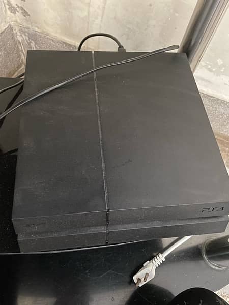 ps4 fat for sell along with 2 controllers and 6 cds 3