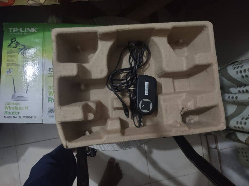 tp link TL WR841N ROUTER WITH BOX FOR SALE CONDITION 10/8 1