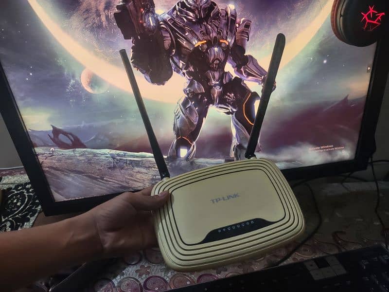 tp link TL WR841N ROUTER WITH BOX FOR SALE CONDITION 10/8 3