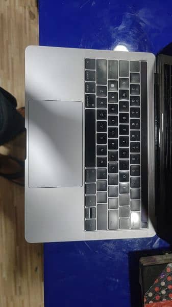 MacBook pro 2017 16/512 1