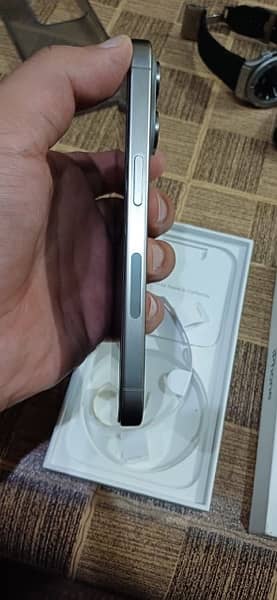 iPhone 15 Pro Natural Titanium 4