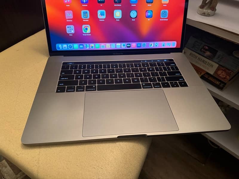 MacBook Pro 2017 in 15.4 inch in Warranty 4