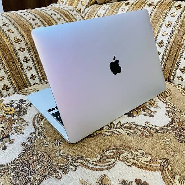 Macbook Air m1 2020 model 3