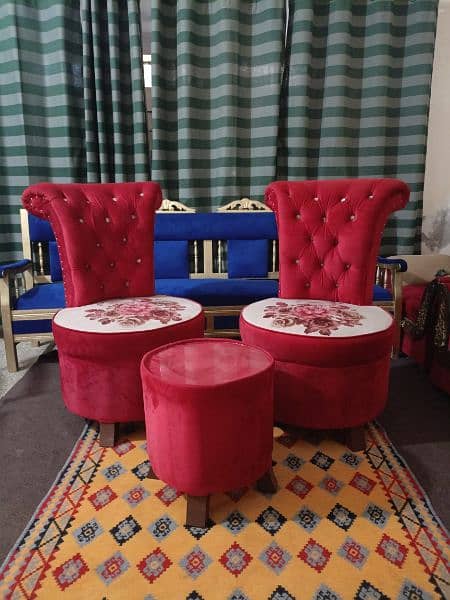 Red Long Sofa chairs with Table 0