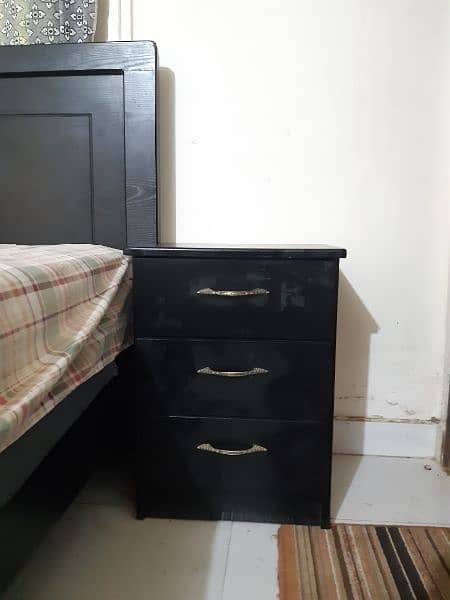 Habit's Queen size Bed & Antique Dresser 1