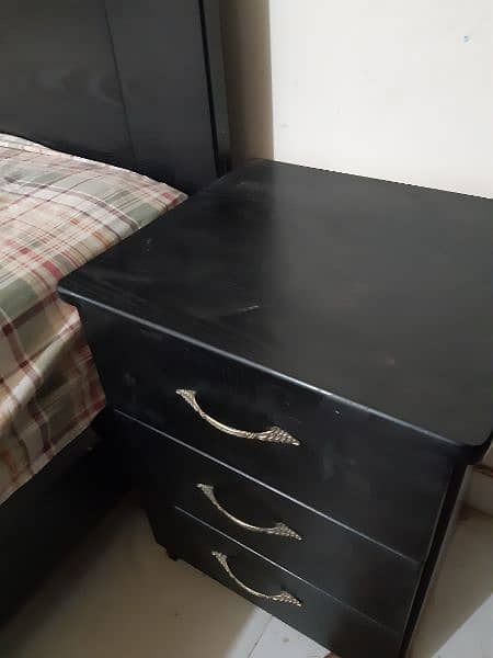 Habit's Queen size Bed & Antique Dresser 6