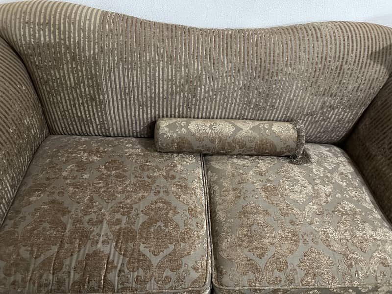 Almost a new sofa set is available for sale 1