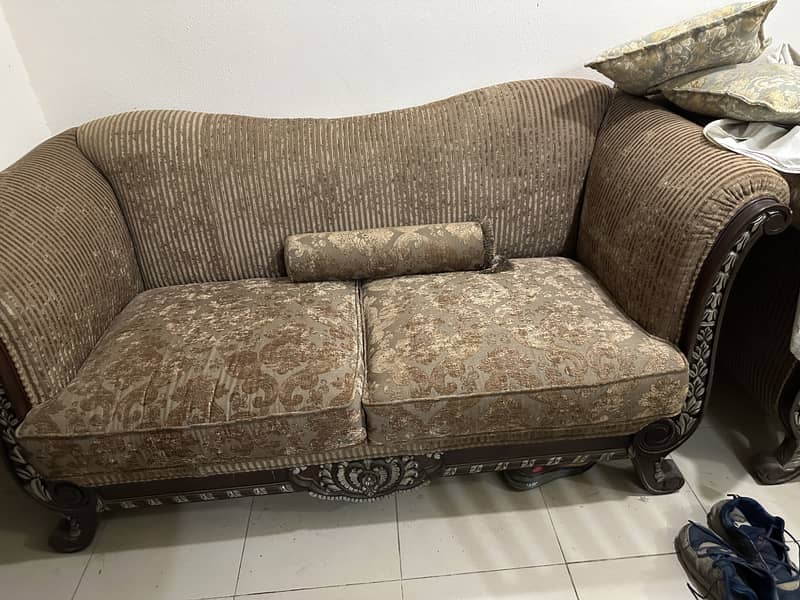 Almost a new sofa set is available for sale 2