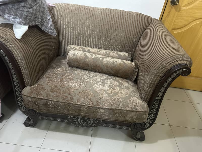 Almost a new sofa set is available for sale 3