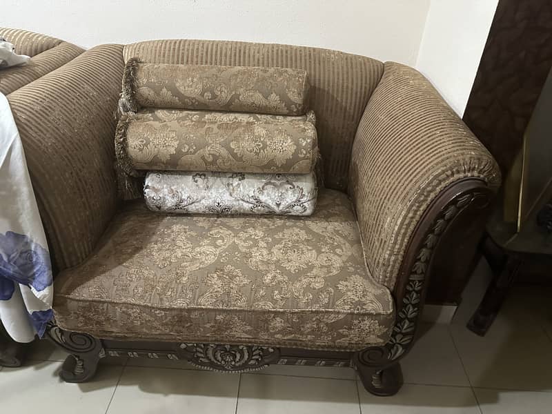 Almost a new sofa set is available for sale 4