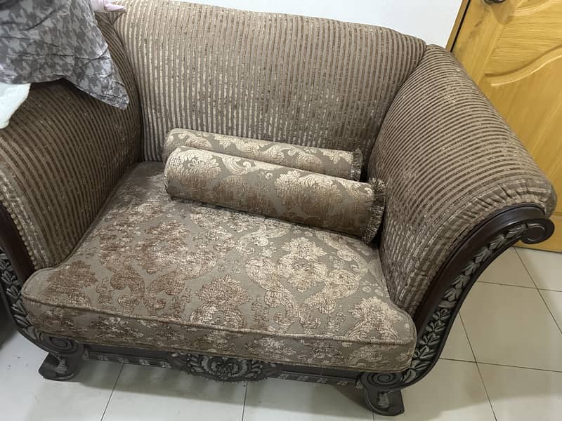 Almost a new sofa set is available for sale 7