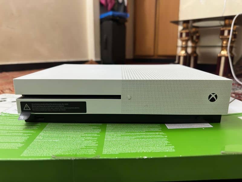 xbox one s 500g 10 by 10 Qatar import almost new with full accessories 6