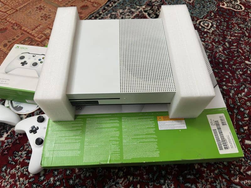 xbox one s 500g 10 by 10 Qatar import almost new with full accessories 8