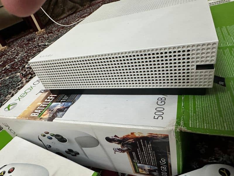 xbox one s 500g 10 by 10 Qatar import almost new with full accessories 9