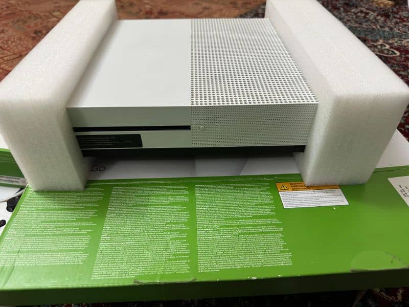 xbox one s 500g 10 by 10 Qatar import almost new with full accessories 10