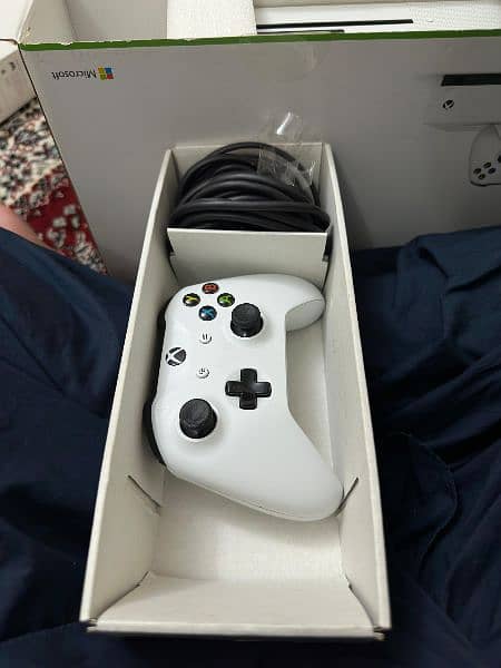 xbox one s 500g 10 by 10 Qatar import almost new with full accessories 11