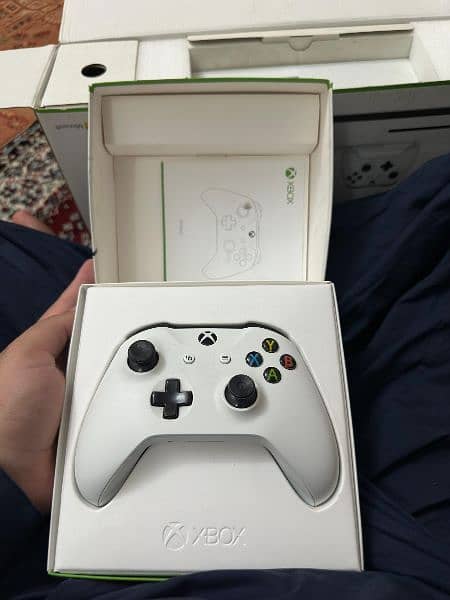 xbox one s 500g 10 by 10 Qatar import almost new with full accessories 13