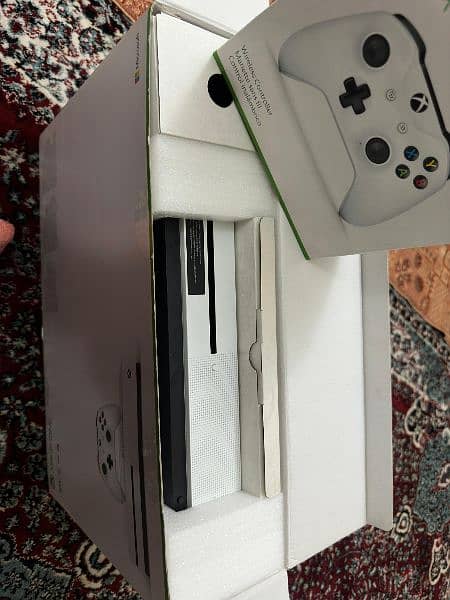 xbox one s 500g 10 by 10 Qatar import almost new with full accessories 15