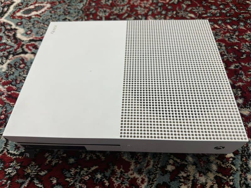 xbox one s 500g 10 by 10 Qatar import almost new with full accessories 16