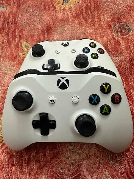 xbox one s 500g 10 by 10 Qatar import almost new with full accessories 17