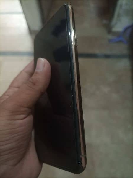 iPhone 11 Pro Max 64gb (Non PTA) 5