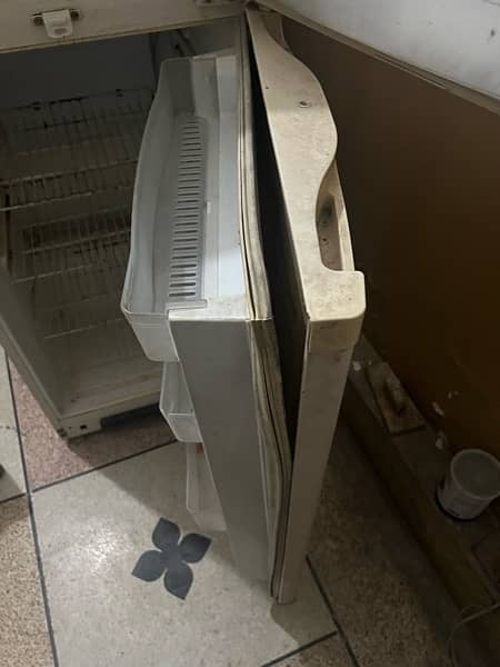 waves fridge good condition urgent sale 8