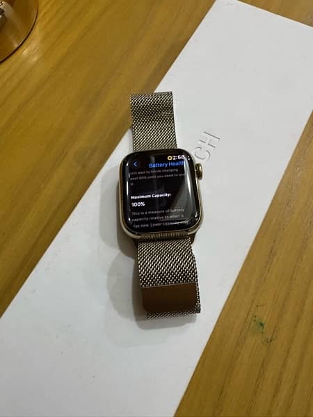 Apple Watch series 9 Stainless Steel Gold 2