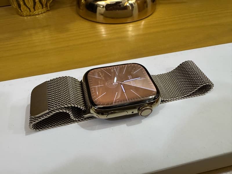 Apple Watch series 9 Stainless Steel Gold 3