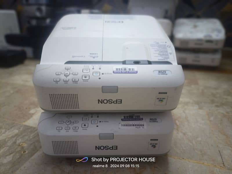 WE HAVE ALL KINDS OF PROJECTORS AVAILBLE IN DUBAI IMPORT 03152965654 8