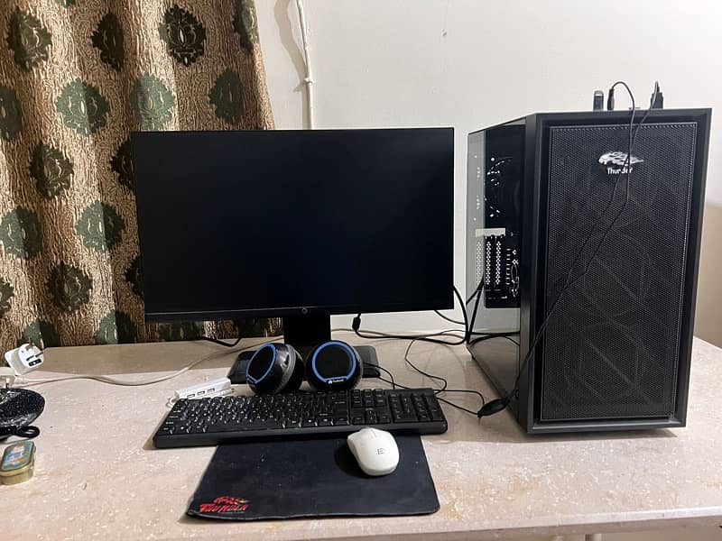 Core i7 Gaming PC with monitor & keyboard 1