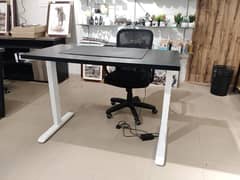 Electric standing desk/ height adjustable table