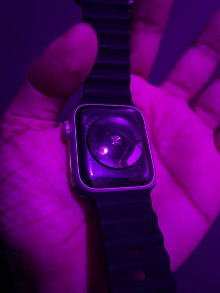 Apple Watch Series 4 - (40mm) 6