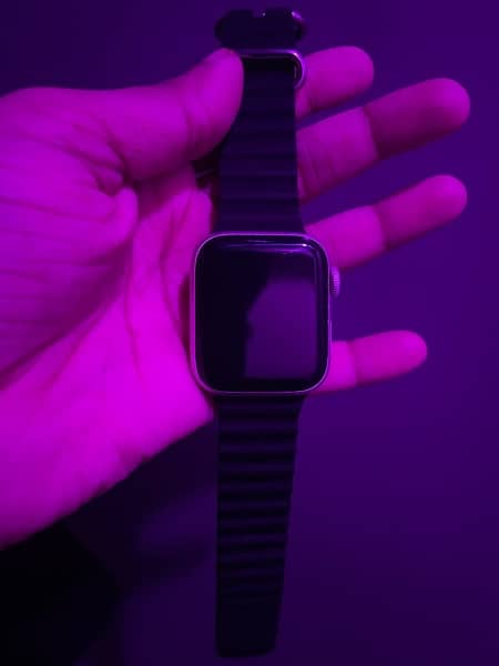 Apple Watch Series 4 - (40mm) 7